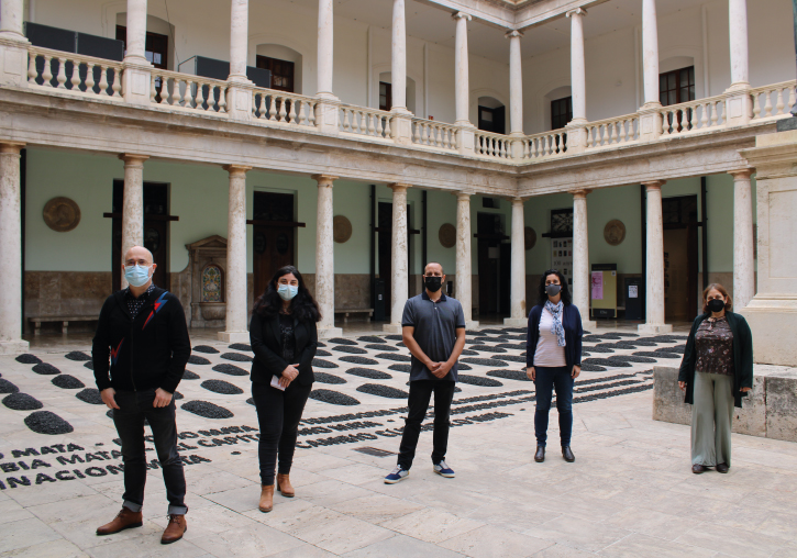 Instalación artística sobre la muerte en La Nau.